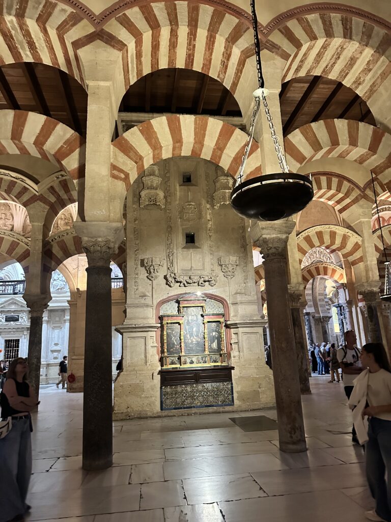 Mezquita Cordobared and white arches