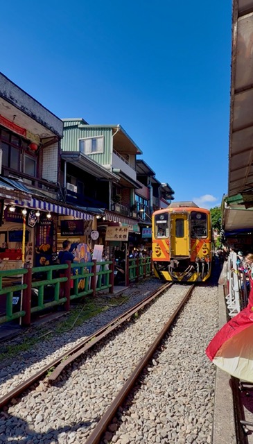 Shifin train street